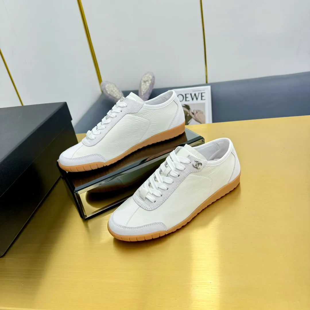 👟👟Ex-factory price 540👟👟 Top version, no objection will be accepted! ! ! Chanel Chanel - 2024 counter top casual panda shoes sneakers. This classic design; the upper is electro-embroidered with a variety of craftsmanship; the outsole is fashionable and sporty; the extraordinary inclusion of a variety of color matching elements... The diversified mix and match is very beautiful and versatile, casual, fashionable, sports and outdoor can be taken into account... ꫛꫀꪝ Go➫ Material: ❶Upper made of: original imported mercerized velvet + double-layer breathable mesh ❷Inner use: Original imported breathable mesh ❸ Outsole based on: Original TPU combination outsole Special counter boutique packaging complete set for women 35–41